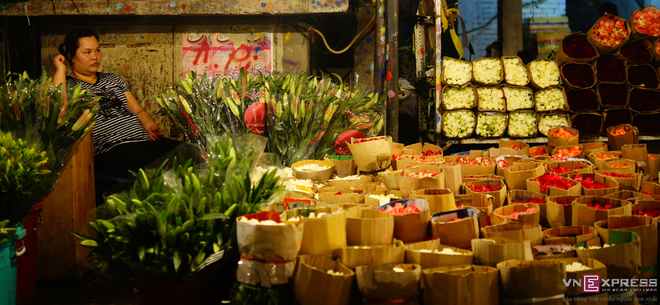 The flower market that never sleeps in Saigon