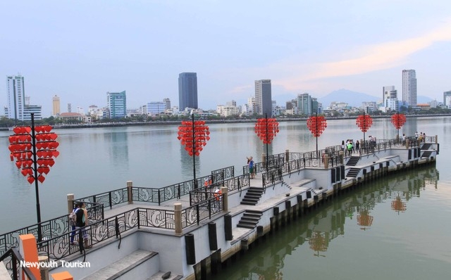 The wharf of “love locks” in Da Nang City
